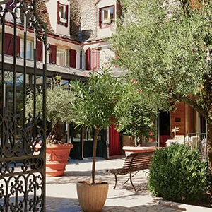 Cour Hôtel de France à Mende : hôtel de charme à Mende